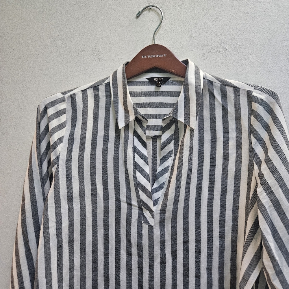 1250'C Women's Size M Striped V Neck Top Gray White Bell Sleeves Nautical Travel - Picture 2 of 7